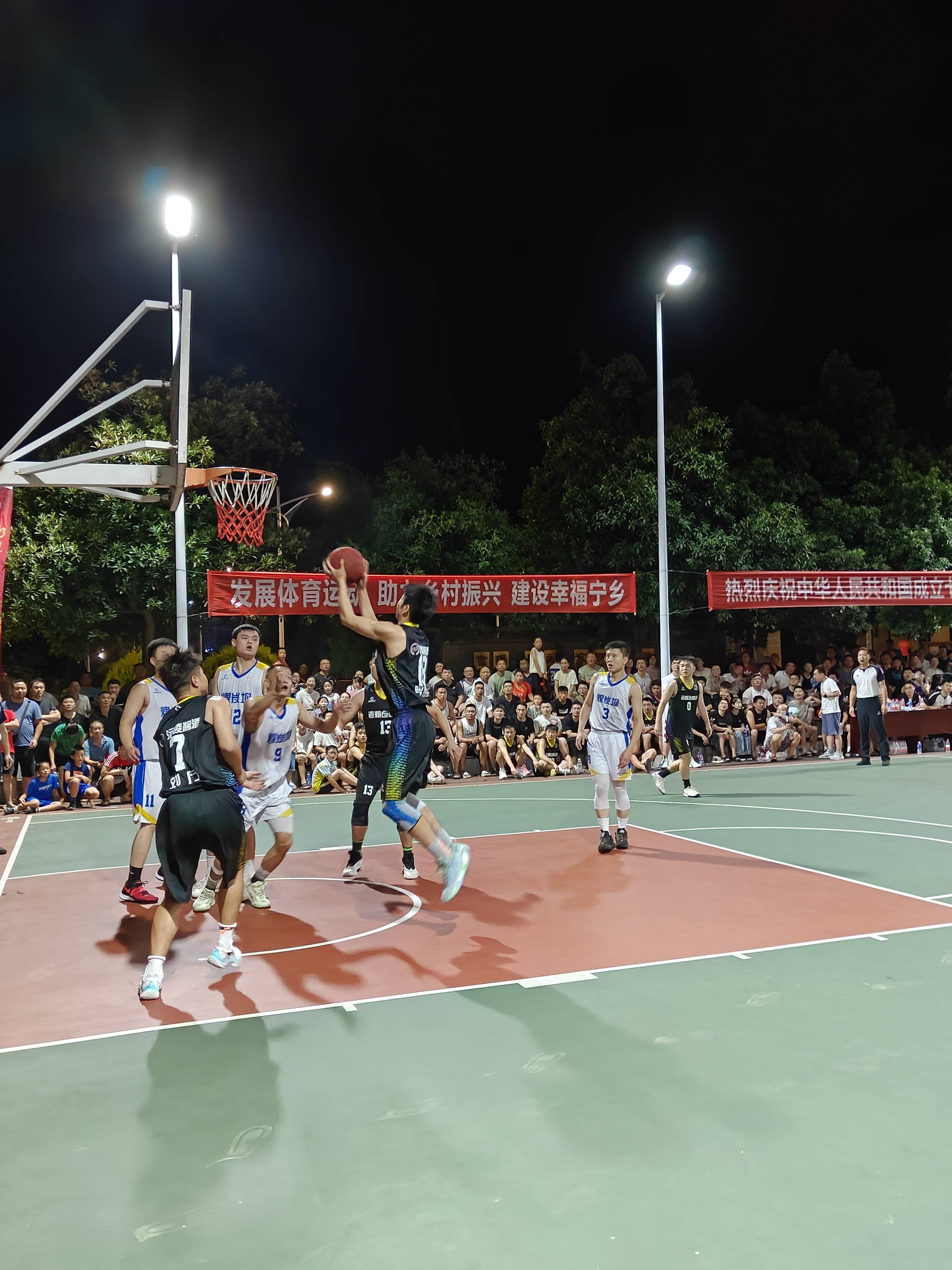 关于男子篮球比赛的精彩瞬间将走进历史的信息