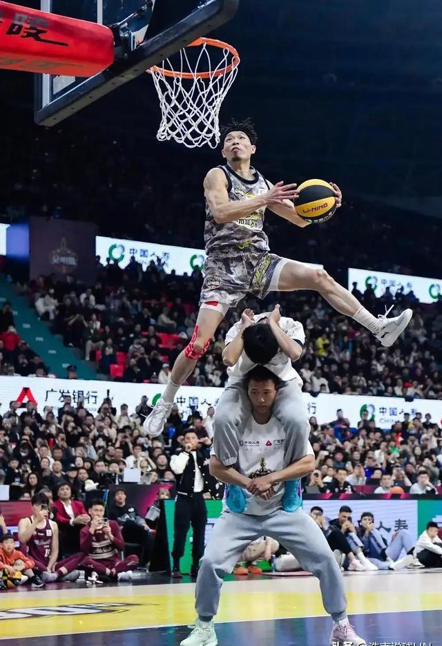 篮球赛事一触即发球员表现抢眼 篮球赛事一触即发球员表现抢眼