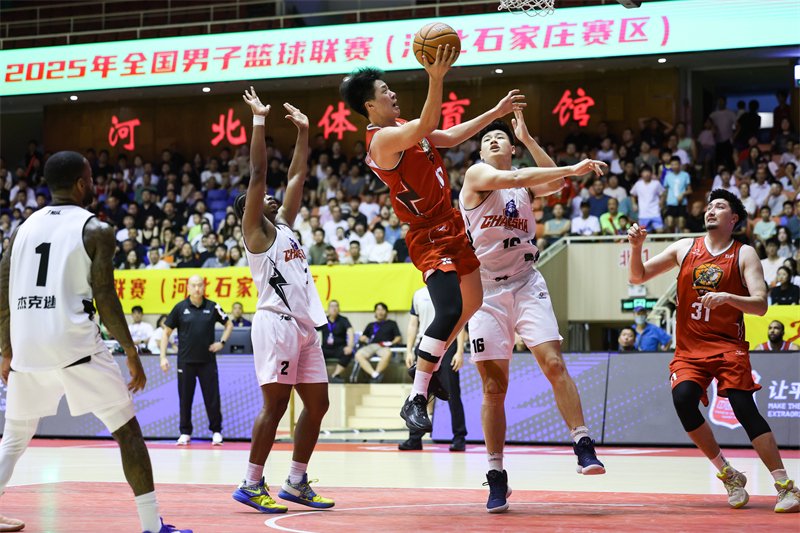 篮球赛事一触即发球员表现抢眼 篮球赛事一触即发球员表现抢眼