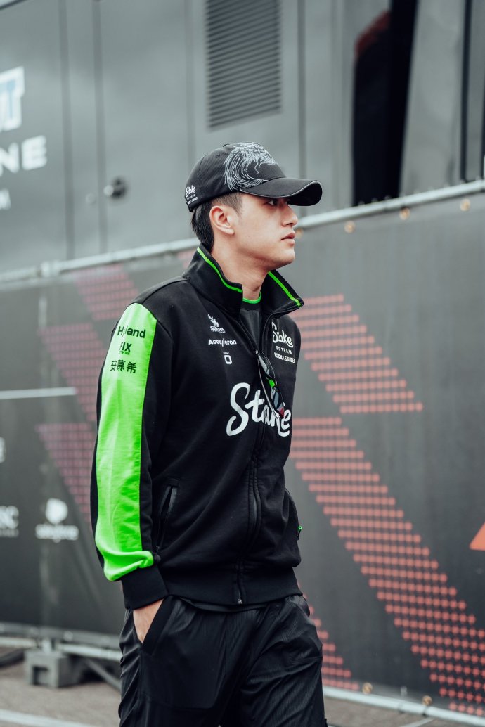 梅赛德斯鏖战索伯车队，周冠宇高光表现