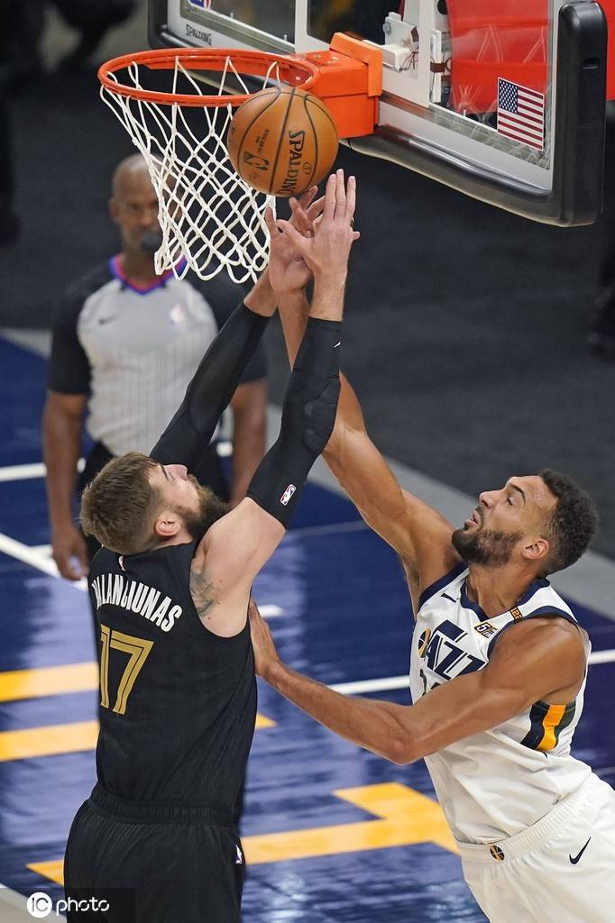 戈贝尔内线压制,对方球员难以突破 戈贝尔内线压制,对方球员难以突破