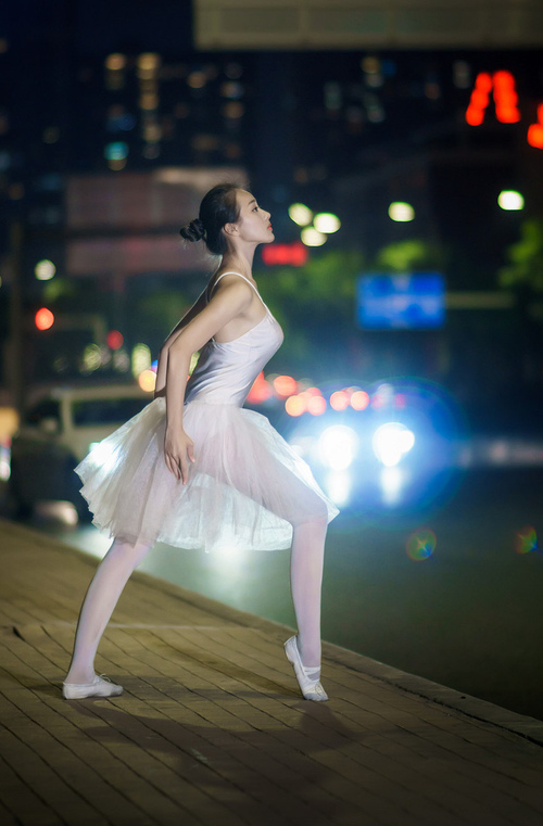 绿茵场上的火箭封锁—论现代足球的高位逼抢艺术